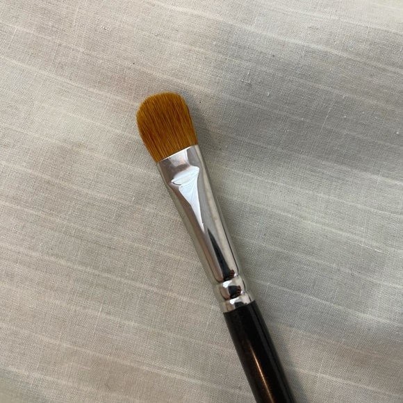 MAC 252 angled shadow brush - Picture 4 of 4